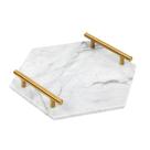 Bandeja ATP MODERN em mármore branco com alças douradas com design hexagonal Bandeja ATP MODERN em mármore branco com alças douradas com design hexagonal