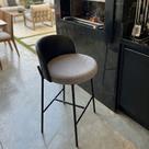 Banqueta Poltrona Decorativa Elegance Base Preta Assento Bouclê Cinza - Montanari s Decor