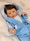 Bebe Reborn Boneca Príncipe Fio A Fio Toma Banho Vinil, 50cm , Enxoval completo com moletom