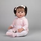 Bebe reborn menina cabelo fio a fio toma banho e faz xixi