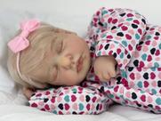 Bebê Reborn Menina Linda Lou Lou Lançamento Corpo Inteiro Silicone Toma Banho Cabelo Fio a Fio Olhos Fechados Enxoval Luxo e Bolsa Materni