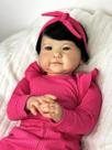 Bebê Reborn Menina Oriental Ana Dolls Corpinho de Tecido Olhos Pretos Cabelo Fio a Fio 51cm, 1.7kg Enxoval PRONTA ENTREGA