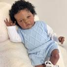 Bebê Reborn Menino Realista Negro Corpo Inteiro Vinil Silicone Cabelo Fio a Fio Olhos Castanhos 50cm, 2kg Enxoval PRONTA ENTREGA