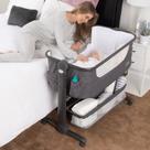 Berço de bebê KoolerThings Bedside Sleeper com cesta de armazenamento