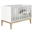 Berço Mini Cama Classic Branco Fosco com Pés Madeira Natural - Reller Móveis Berço Mini Cama Classic Branco Fosco com Pés Madeira Natural - Reller Móveis
