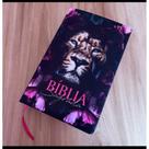 BÍBLIA ARC LETRAS HIPERGIGANTE COM HARPA E ÍNDICE ref: LEÃO FLORES ROXO INDICE