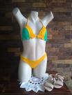 Biquini amarelo e verde
