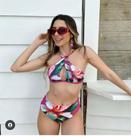 Biquíni hot pants e pareo