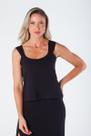 Blusa Alça Larga com Detalhes e Pequena Abertura na Lateral da Barra Preto Milena Blusa Alça Larga com Detalhes e Pequena Abertura na Lateral da Barra Preto Milena