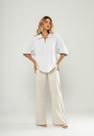 Blusa Ampla Manga Curta E Decote V Branco Salvatore Blusa Ampla Manga Curta E Decote V Branco Salvatore