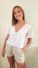 Blusa branca de malha com babado de renda no decote