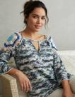 Blusa com estampa e detalhes em crochê