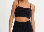 Blusa cropped preto de alças finas super versátil para compor os seus looks Blusa cropped preto de alças finas super versátil para compor os seus looks