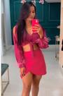 blusa de manga com detalhe na manga de plumas e aberturas