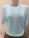 Blusa decote redondo, em linha, trabalhada em tranças, detalhe na manga