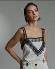 Blusa em alça com detalhes em renda chantilly Blusa em alça com detalhes em renda chantilly