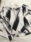 Blusa estampada com recorte