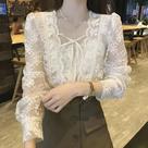 Blusa Feminina Casual de Renda Branca - Manga Comprida, Gola Bufante e Cadarço Blusa Feminina Casual de Renda Branca - Manga Comprida, Gola Bufante e Cadarço