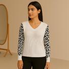 Blusa Feminina de Tricot Liso Manga Longa com Estampa de Onça Blusa Feminina de Tricot Liso Manga Longa com Estampa de Onça