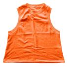 Blusa feminina sem mangas, com as cavas e gola largas, em malha de ribana