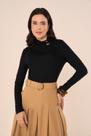 Blusa gola alta com broche manga longa fascinius -
