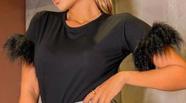 Blusa manga curta preta com pelos na manga
