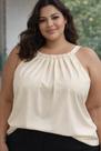 Blusa plus size com pregas no decote