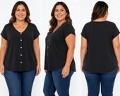 Blusa preta com detalhe em botões frontais, perfeita para compor look