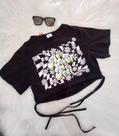 Blusa tipo cropped, estampa Margarida neon. Blusa tipo cropped, estampa Margarida neon.