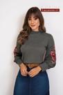Blusa via tolentino de malha cinza com manga bufante com aplicação floral 050191 Blusa via tolentino de malha cinza com manga bufante com aplicação floral 050191