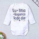 Body longo bebê frase eu+titia=bagunça todo dia branco
