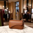 Bolsa Baguete Lara de Ombro Blogueira Gringa Disponível Alta Durabilidade Bolsa Baguete Lara de Ombro Blogueira Gringa Disponível Alta Durabilidade
