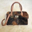 Bolsa Baú de Couro Natural com Pelo e Bolso Torniquete Tricolor 0338 Bolsa Baú de Couro Natural com Pelo e Bolso Torniquete Tricolor 0338