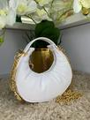 bolsa branca pequena com correntes
