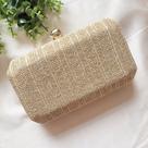 Bolsa Clutch de Ráfia Bege com Dourado e Alça de Ombro