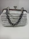Bolsa clutch feita à mão em croche fecho metal prata e branco
