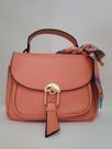 Bolsa cor coral tamanho pequeno com detalhe de lencinho