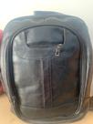 Bolsa de costas couro preto, material resistente podendo ser usado nas costas, com dois bolsos. Bolsa de costas couro preto, material resistente podendo ser usado nas costas, com dois bolsos.