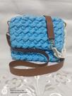 Bolsa de crochê na cor azul bebê