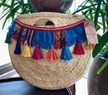 Bolsa de mão em palha natural de ouricuri com aplicação de bordados artesanais forrada