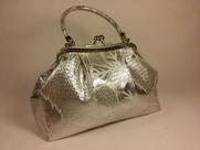 Bolsa de Mão WiseGloves Clutch Metálica com Fecho Beijo e Glitter