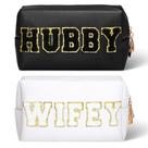 Bolsa de maquiagem Pinkunn, 2 peças, Wifey Hubby, bolsa de cosméticos Bride Patch, bolsa de higiene Mrs Travel, letra branca, couro PU, bolsa impermeável, chá de panela, presente de lua de mel para mulheres, organizador de festas