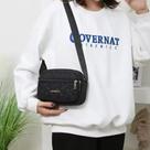 Bolsa de ombro bordada em forma de coração feminina
