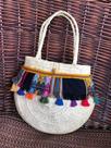 Bolsa em palha natural de ouricuri com alça curta e aplicação de bordados artesanais forrada Bolsa em palha natural de ouricuri com alça curta e aplicação de bordados artesanais forrada
