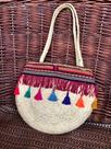 Bolsa em palha natural de ouricuri com alça curta e aplicação de bordados artesanais forrada- p