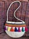 Bolsa em palha natural de ouricuri com alça longa e aplicação de bordados artesanais forrada - p