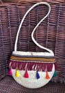 Bolsa em palha natural de ouricuri com alça longa e aplicação de bordados artesanais forrada - p