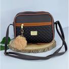 Bolsa Feminina Alça Transversal Tira Colo Estampa Moderna Com Pompom Bolsa Feminina Alça Transversal Tira Colo Estampa Moderna Com Pompom