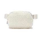 Bolsa Feminina de Inverno em Sherpa - Crossbody com Alça Ajustável - Cor Marfim