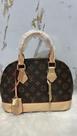 Bolsa feminina em canvas monogram com número de série e cadeado